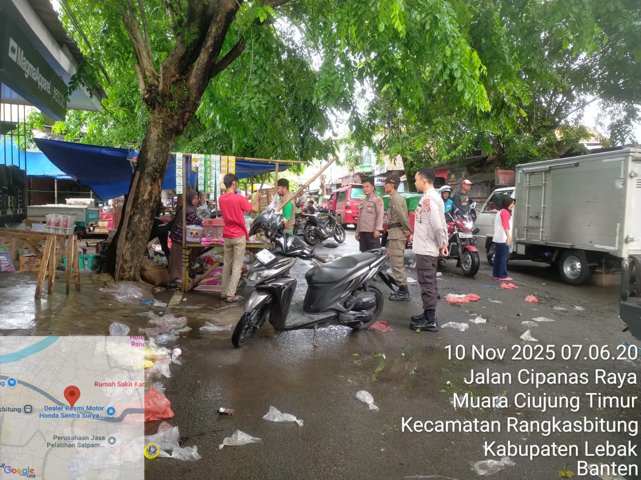 Anggota Polsek Rangkasbitung Polres Lebak Patroli Dialogis Ke Pasar Rangkasbitung di Jalan Sunan Kalijaga