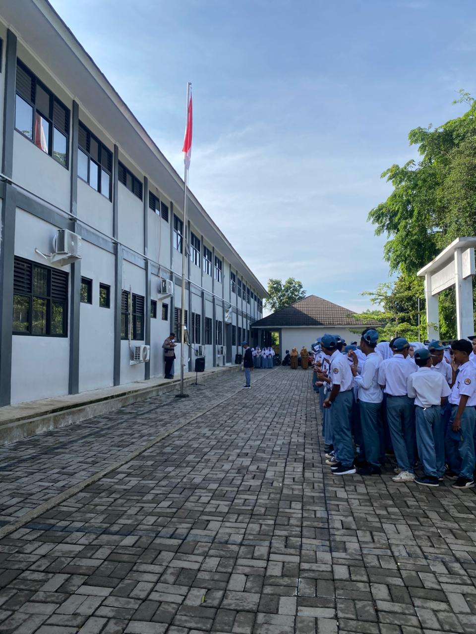 Ps.Kanit Binmas Polsek Rangkasbitung Polres Lebak Jadi Pembina Upacara di SMAN 4 Rangkasbitung