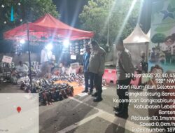 Anggota Polsek Rangkasbitung Polres Lebak Sapa Penjaga Stand Di Festival Litelasi di Alun Alun Rangkasbitung