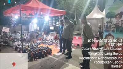 Anggota Polsek Rangkasbitung Polres Lebak Sapa Penjaga Stand Di Festival Litelasi di Alun Alun Rangkasbitung