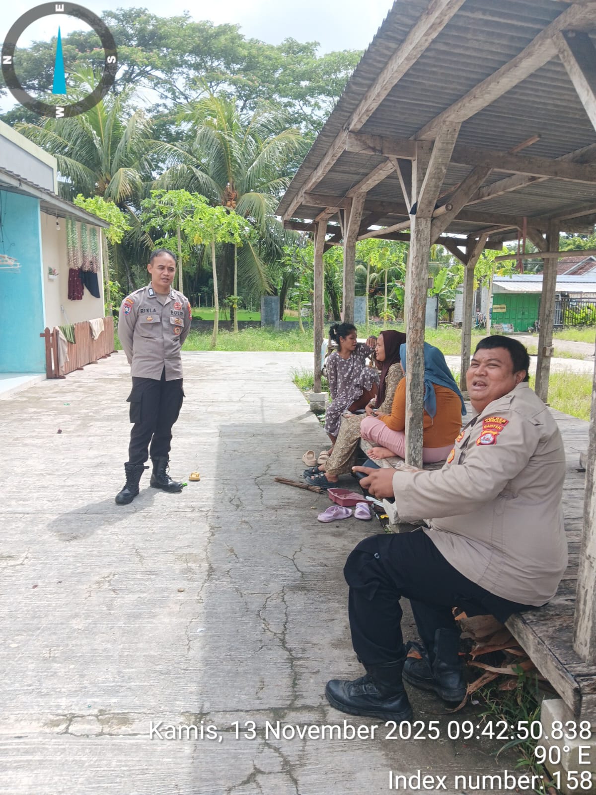Polsek Rangkasbitung Polres Lebak Melaksanakan Patroli Ke Pemukiman Warga di Kampung Batu Beulah
