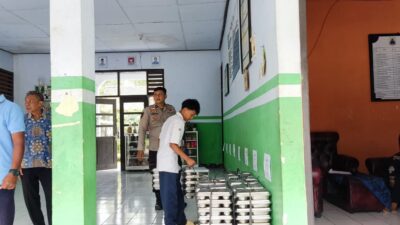 Bhabinkamtibmas Polsek Cimarga Polres Lebak Monitoring Penyaluran Makan Bergizi Gratis Di SMPN 3 Cimarga