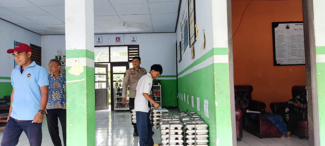Bhabinkamtibmas Polsek Cimarga Polres Lebak Monitoring Penyaluran Makan Bergizi Gratis Di SMPN 3 Cimarga