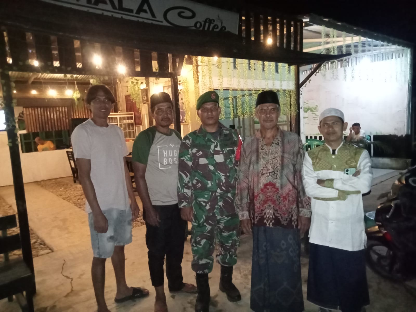 KOMSOS MALAM KORAMIL 420-07/SUNGAI MANAU, PERKUAT SINERGI TNI DAN WARGA DALAM CIPTAKAN LINGKUNGAN AMAN