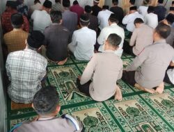 Polsek Cibadak Polres Lebak Laksanakan Giat Sholat Jumat keliling di Masjid Al Hidayah di Desa Cimenteng Jaya.
