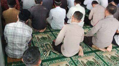 Polsek Cibadak Polres Lebak Laksanakan Giat Sholat Jumat keliling di Masjid Al Hidayah di Desa Cimenteng Jaya.