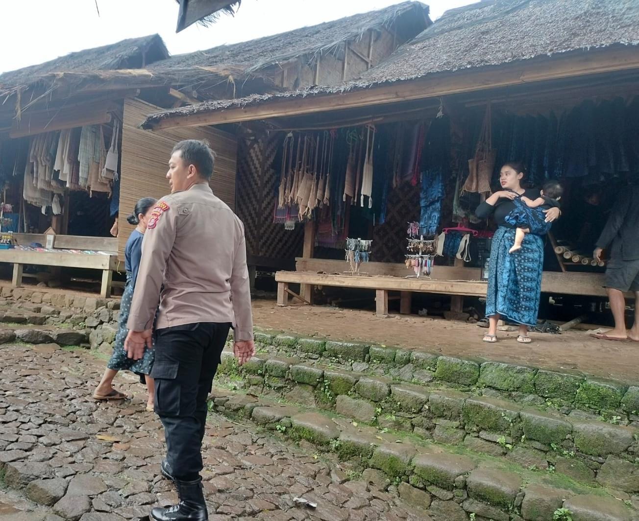 Pantau Situasi Dan Berikan Keamanan, Personil Polsek Leuwidamar Polres Lebak Giat Patroli Wisata Baduy