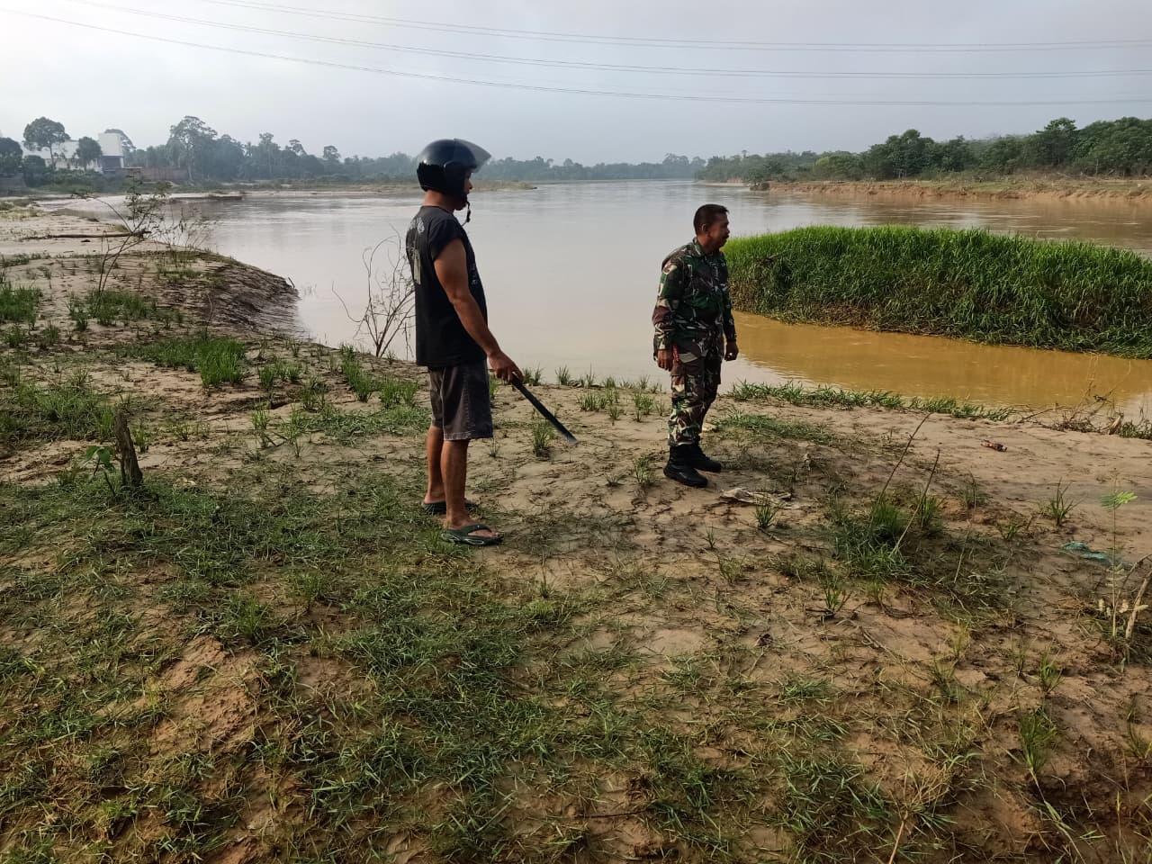 Babinsa Koramil 04/Sarilangun Bersama Warga Patroli Daerah Rawan Longsor dan Banjir