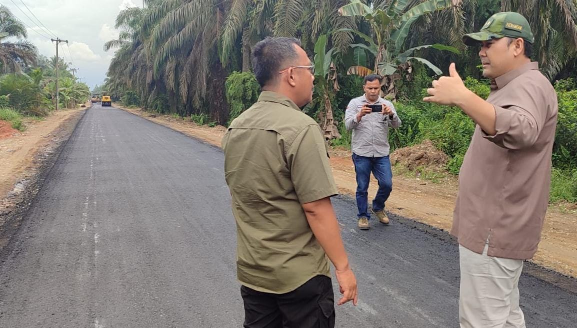 Bupati H M Syukur Lancarkan Jalan dari Desa ke Kota Mulai Pengaspalan Hingga Pengerasan Fungsional