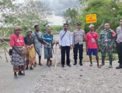 Polsek Amanuban Timur Pasang Tanda Peringatan di Titik Longsor Ruas Jalan Oeoh-Ayotupas serta penutupan jalan lama yang mengalami longsor.