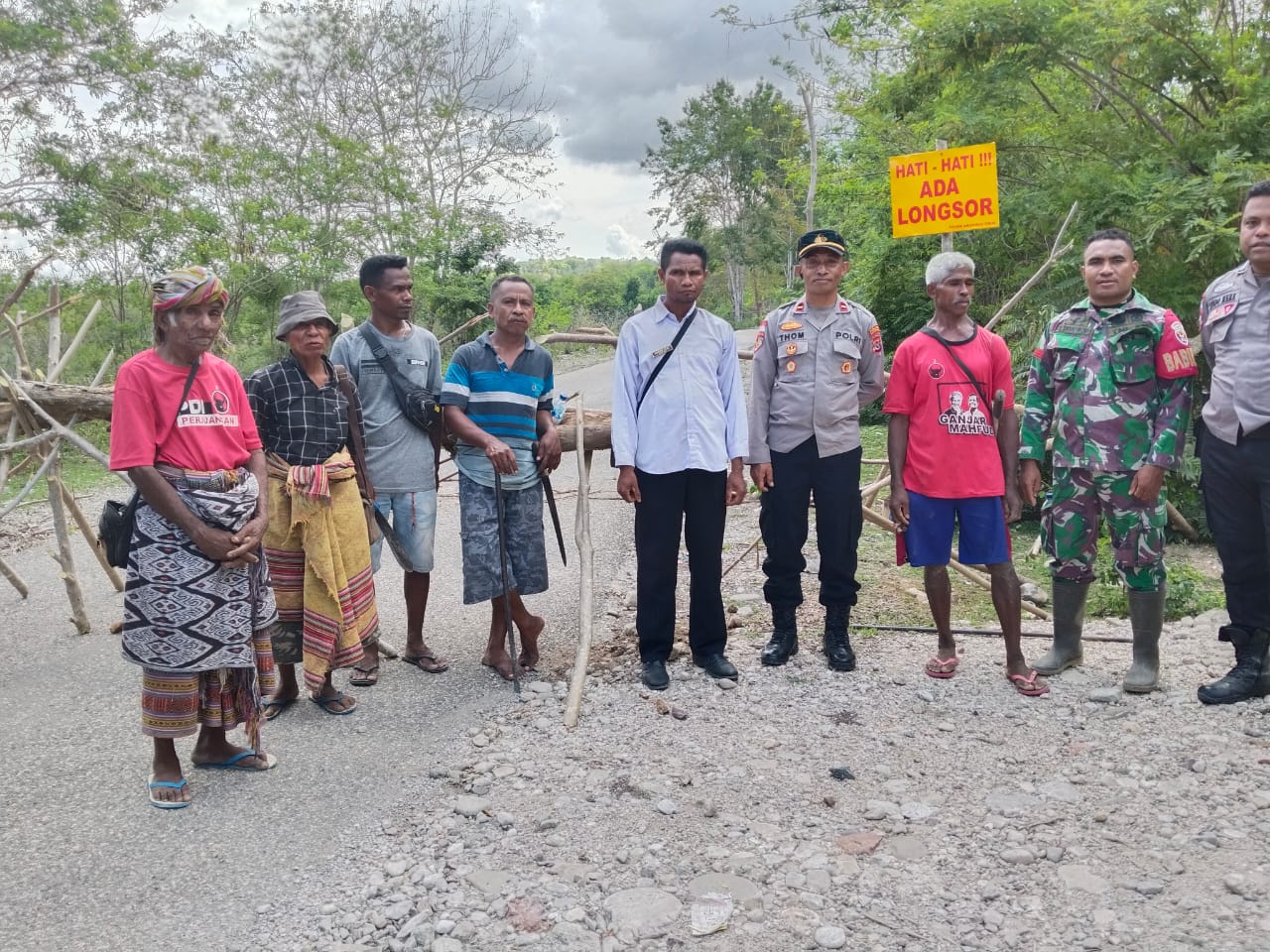 Polsek Amanuban Timur Pasang Tanda Peringatan di Titik Longsor Ruas Jalan Oeoh-Ayotupas serta penutupan jalan lama yang mengalami longsor.