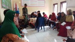 BABINSA MONITORING PENYALURAN BANTUAN BERAS BULOG KEPADA MASYARAKAT