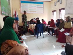 BABINSA MONITORING PENYALURAN BANTUAN BERAS BULOG KEPADA MASYARAKAT