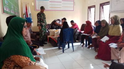 BABINSA MONITORING PENYALURAN BANTUAN BERAS BULOG KEPADA MASYARAKAT