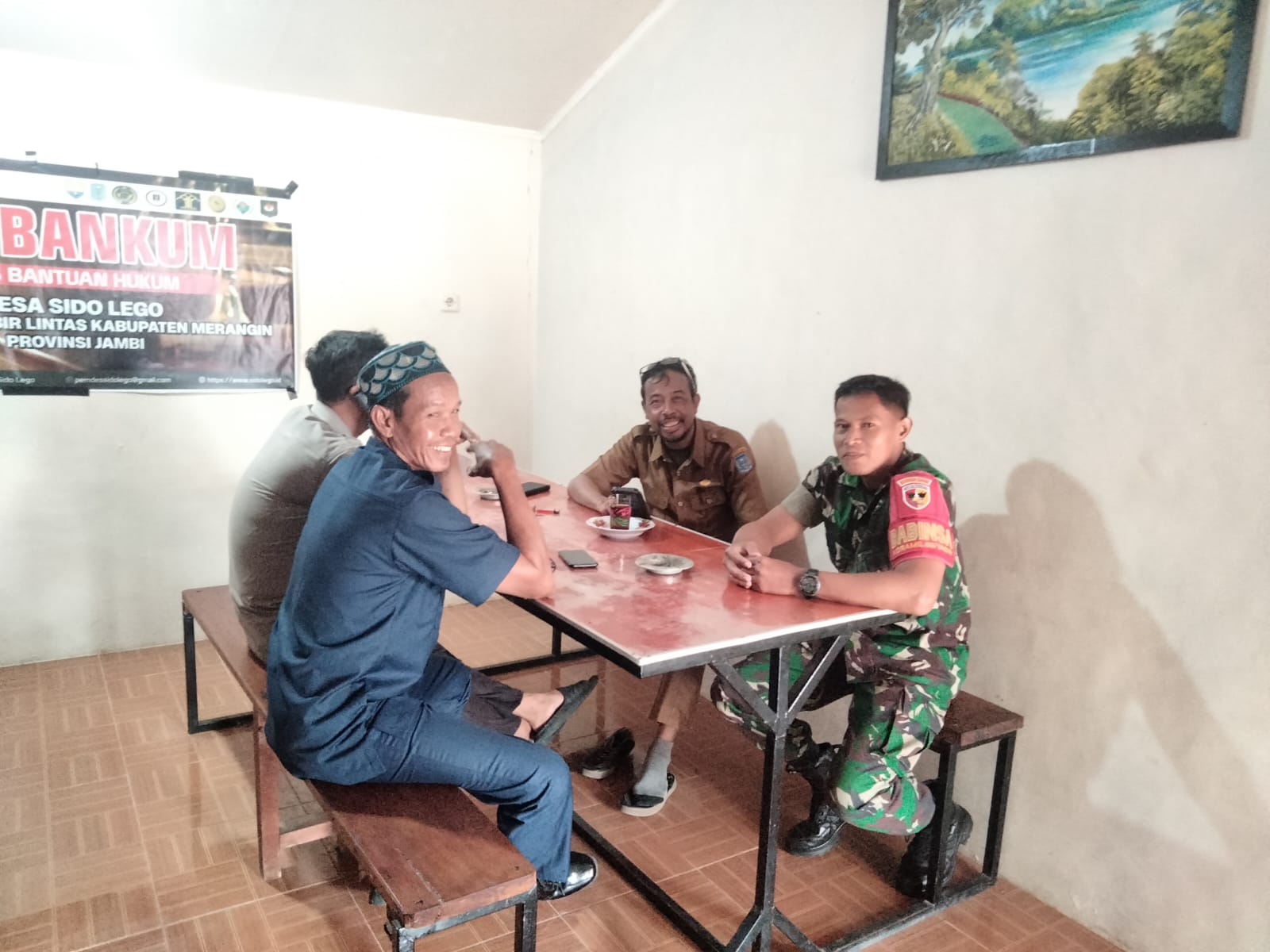 Babinsa Koramil 420-08/Tabir, Melaksanakan Komsos dgn bhabinkabtinas, kades, BPD dan perangkat Desa Sido Lego, kec. Tabir Lintas.