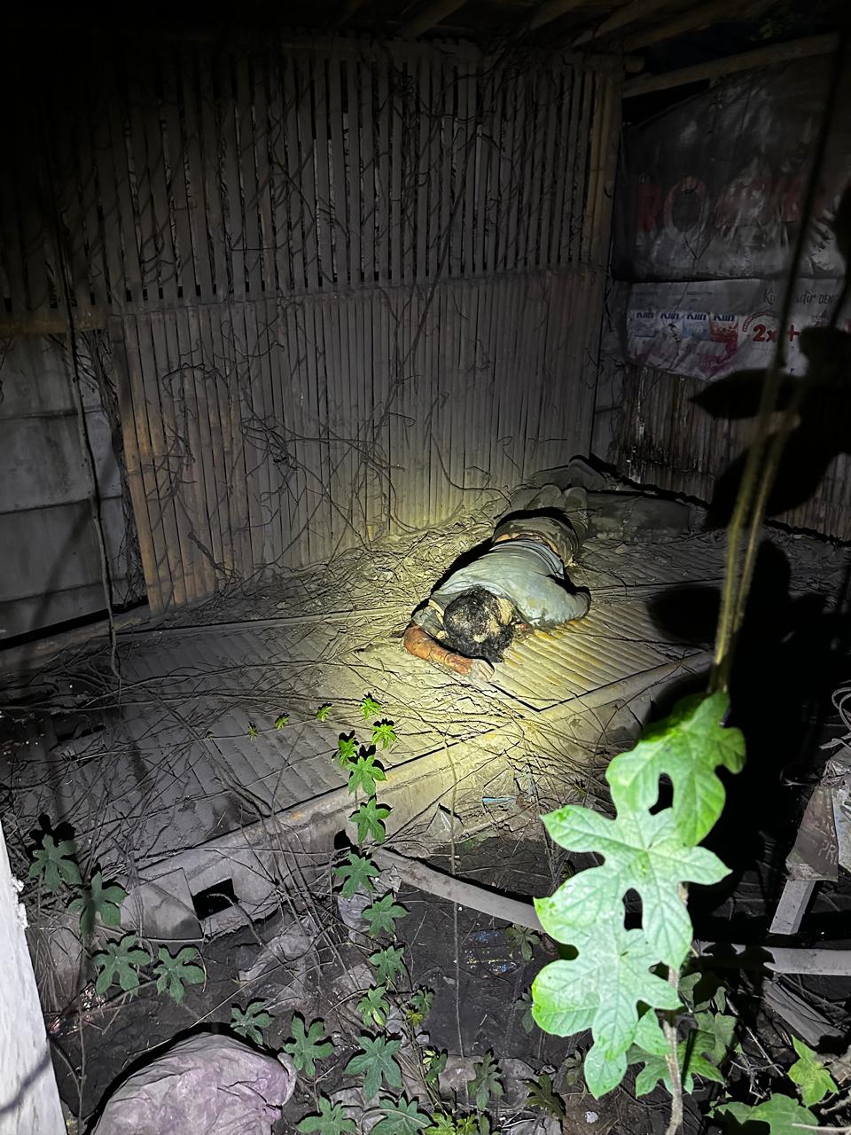 Personil Polsek Cikande Polres Serang Evakuasi Sosok Mayat Tanpa Identitas di Sebuah Gubug