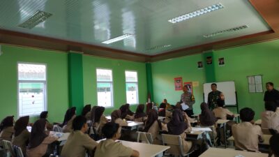 Babinsa Kelurahan Sukapura Berikan Materi Wawasan Kebangsaan serta Dampak Pergaulan Bebas di MTsN 1 Kota Cirebon