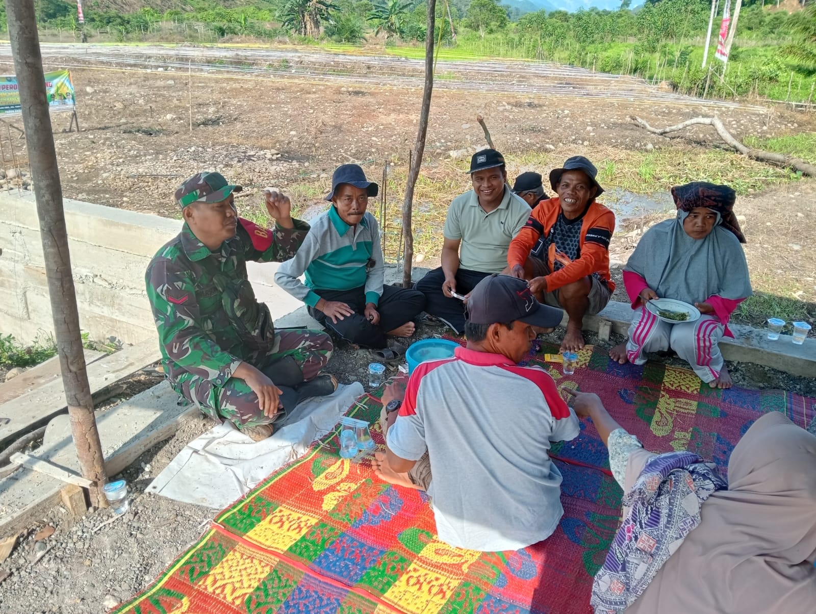 Babinsa Koramil 420-08/Tabir melaksanakan komsos dgn tokoh masyarakat dan warga desa Batang Kibul kec. Tabir barat