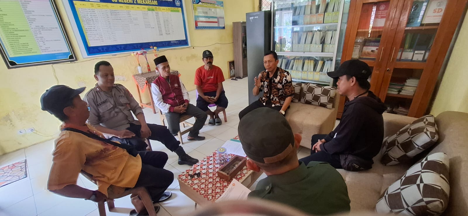 Polsek Rangkasbitung Polres Lebak Edukasi dan Patroli Kamtibmas ke SDN 1 Mekarsari