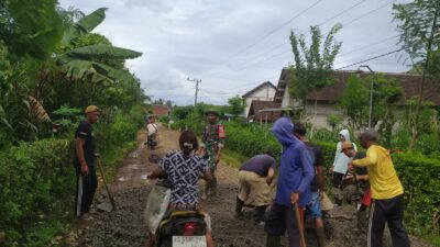 Tingkatkan Kualitas Infrastruktur Desa Serda Heru Bersama Warga Gotong Royong Pengurukan Jalan