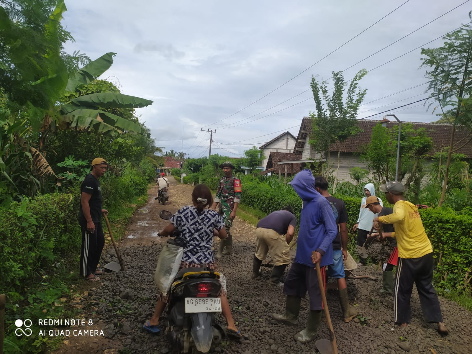 Tingkatkan Kualitas Infrastruktur Desa Serda Heru Bersama Warga Gotong Royong Pengurukan Jalan