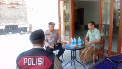 Polisi Sahabat Warga berikan stiker Call Center 110