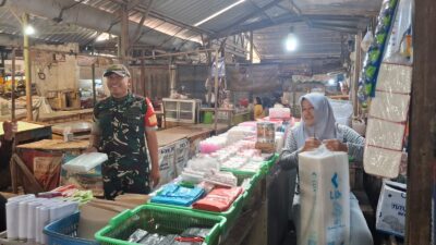 Babinsa Danukusuman Cek Harga & Situasi Pasar Tradisional Harjodaksino