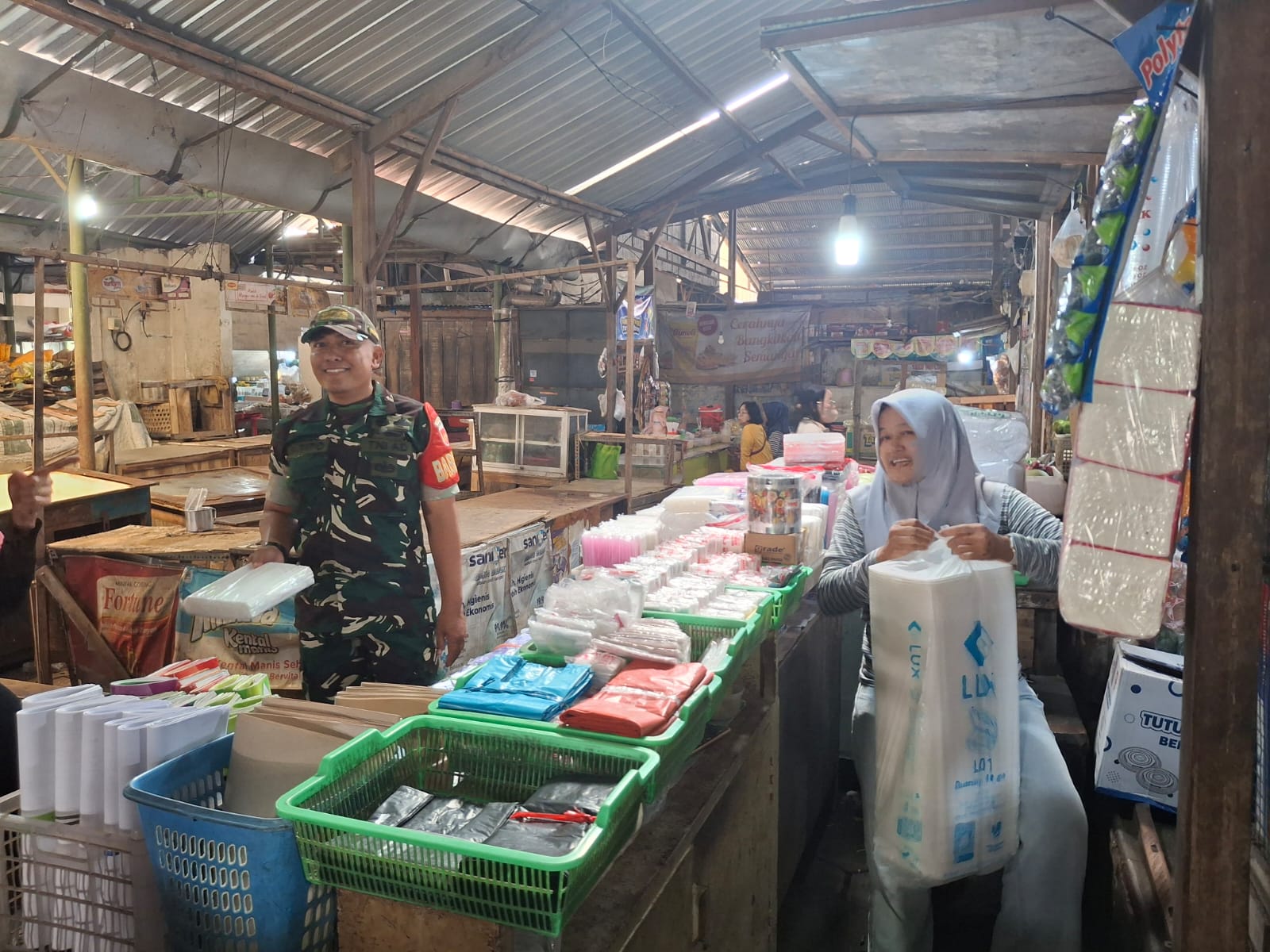 Babinsa Danukusuman Cek Harga & Situasi Pasar Tradisional Harjodaksino