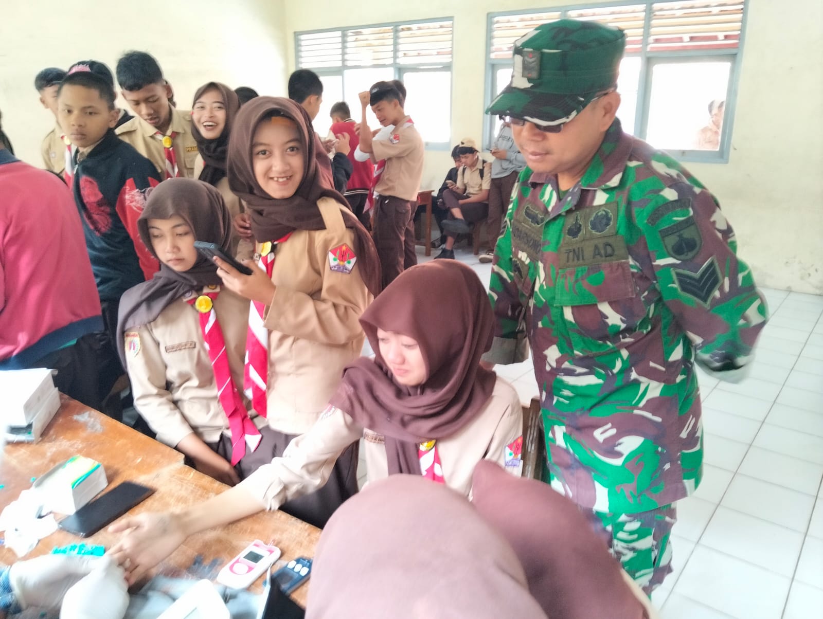 Babinsa Dampingi Skrining Kesehatan Siswa SMK I Selo, Wujud Sinergi TNI dan Tenaga Medis Jaga Generasi Sehat