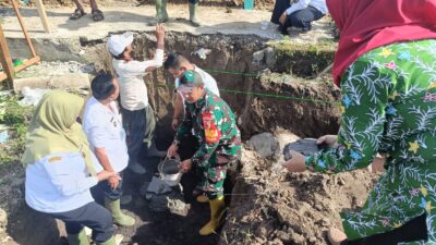 Dukung Percepatan Pembangunan, Anggota Koramil 0808/15 Gandusari Bersama Forkopimca Laksanakan Peletakan Batu Pertama Pembangunan KDKMP