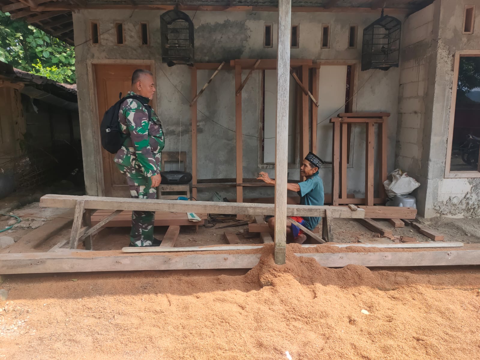 Babinsa Koramil Kemusu Sambangi Pengrajin Mebel, Dorong Pengembangan Usaha Warga