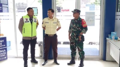 Selipkan Pesan Ciptakan Keamanan Lingkungan, Babinsa Kratonan Sambangi Security Selipkan Pesan Ciptakan Keamanan Lingkungan, Babinsa Kratonan Sambangi Security