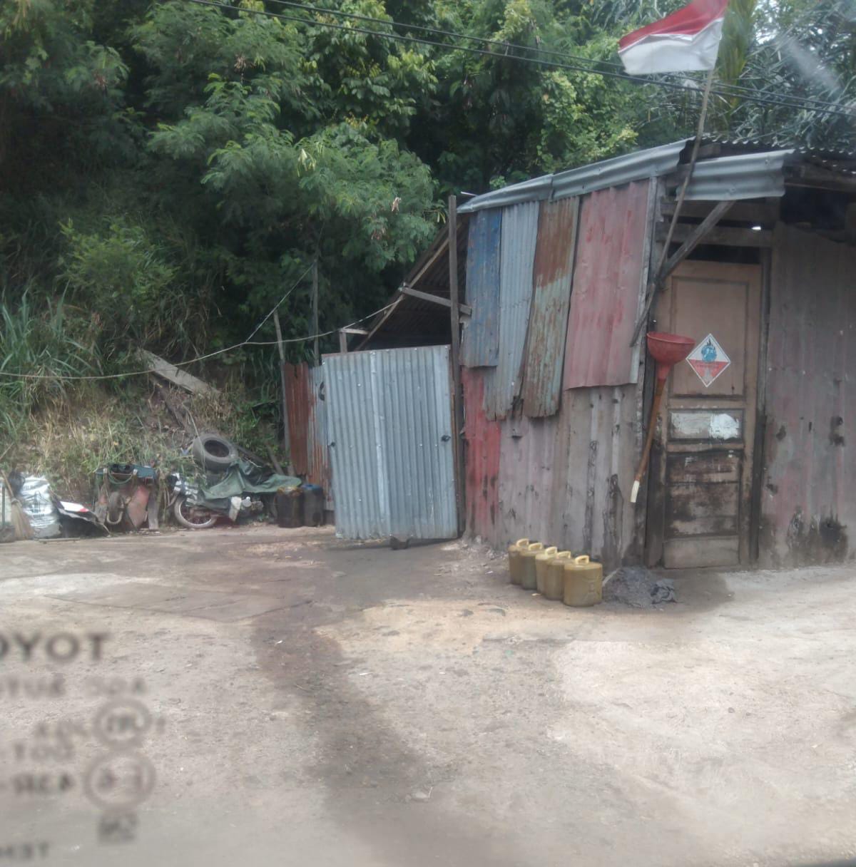 Mobil Tengki BBM Bersubsidi Jenis Solar Kepergok Kencing Digudang Mafia Minyak Bersubsidi Wilayah Way Lunik Diduga Ada Oknum Yang Terlibat Berinisial HD