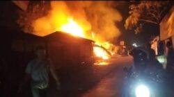 Gercep Petugas Damkar dan Personil Polsek  Cikande  Padamkan Api yang Melalab  6 Kios Pasar Semi Permanen di Kampung Maja