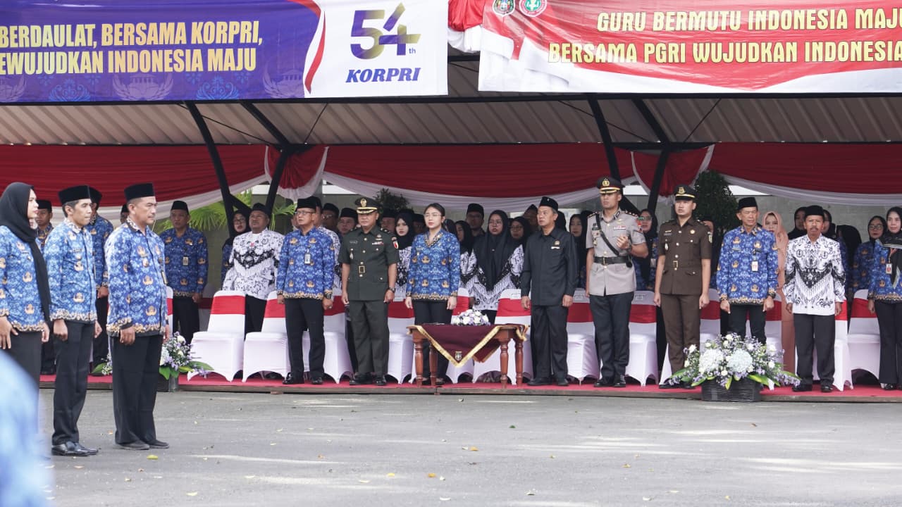 Kepala Staf Kodim 0808/Blitar Hadiri Upacara HUT KORPRI Ke-54 Dan HUT PGRI Ke 80
