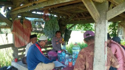 Anggota Polsek Cimarga Polres Lebak Sambang Petani Desa Margajaya