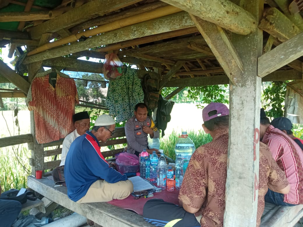 Anggota Polsek Cimarga Polres Lebak Sambang Petani Desa Margajaya