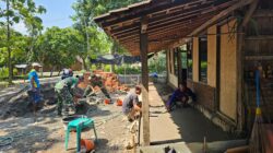 Babinsa Turut Bangun Rumah Warga, Giatkan Kembali Semangat Gotong Royong Babinsa Turut Bangun Rumah Warga, Giatkan Kembali Semangat Gotong Royong