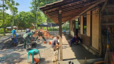 Babinsa Turut Bangun Rumah Warga, Giatkan Kembali Semangat Gotong Royong Babinsa Turut Bangun Rumah Warga, Giatkan Kembali Semangat Gotong Royong
