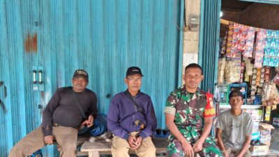 Babinsa Tingkatkan Silaturahmi Lewat Komsos di Desa Guguk