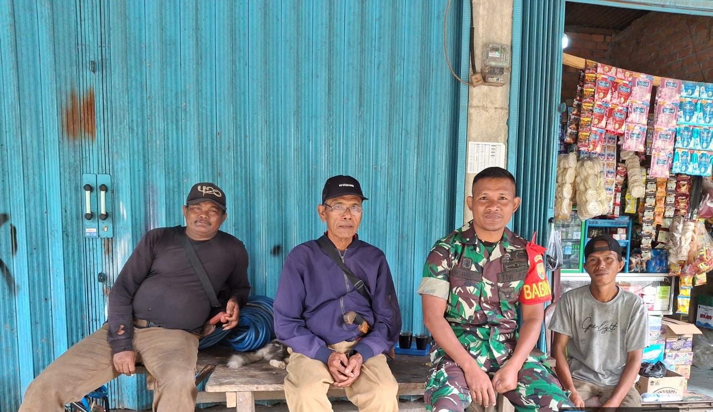 Babinsa Tingkatkan Silaturahmi Lewat Komsos di Desa Guguk