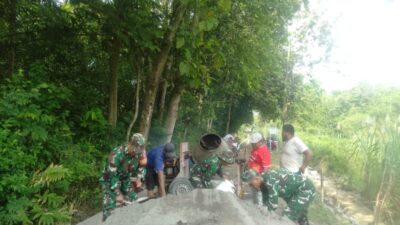 Bantu Warga Bangun Talud, Babinsa Berharap Tingkatkan Fasilitas Umum