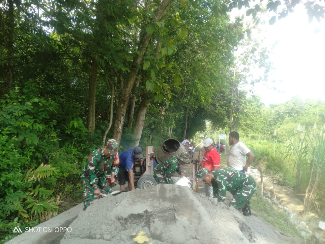 Bantu Warga Bangun Talud, Babinsa Berharap Tingkatkan Fasilitas Umum