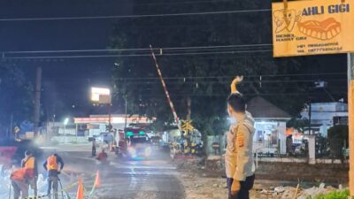 Intens Polsek Rangkasbitung Polres Lebak Gatur Lalin Di Perlintasan Kereta Api Di Desa Citeras