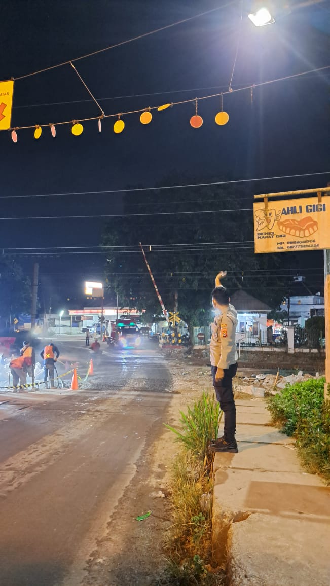 Intens Polsek Rangkasbitung Polres Lebak Gatur Lalin Di Perlintasan Kereta Api Di Desa Citeras