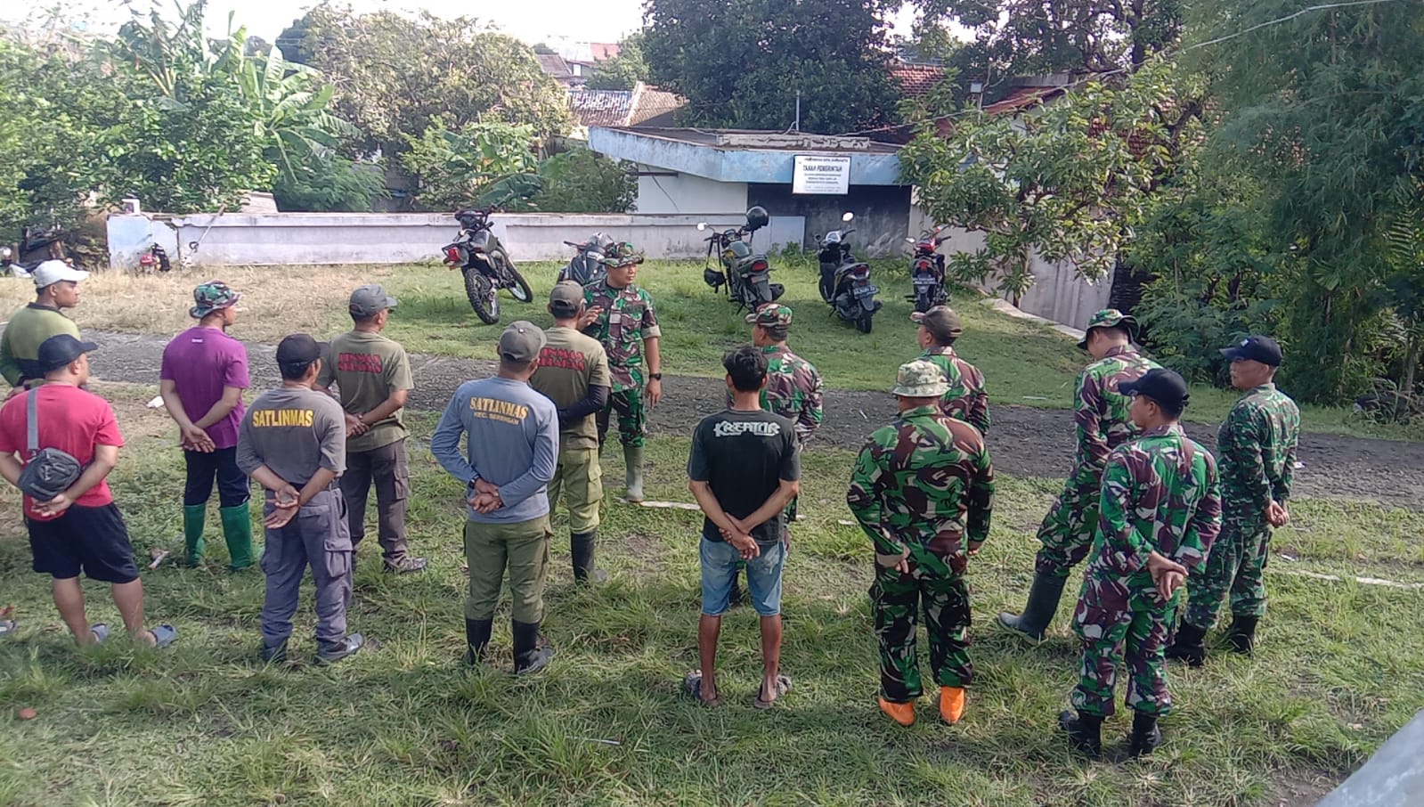 Cegah Banjir & Longsor Koramil 03 Serengan Kerja Bakti Bersih – Bersih Pinggiran Sungai dan Kebun Han Pangan
