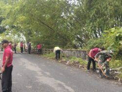 Cegah Banjir, TNI–Polri dan Warga Nogosari Kompak Bersihkan Sampah di Kali Miri