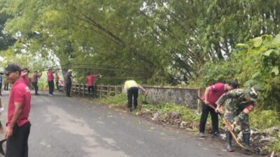 Cegah Banjir, TNI–Polri dan Warga Nogosari Kompak Bersihkan Sampah di Kali Miri Cegah Banjir, TNI–Polri dan Warga Nogosari Kompak Bersihkan Sampah di Kali Miri