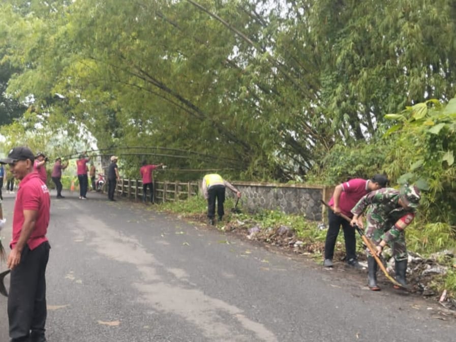 Cegah Banjir, TNI–Polri dan Warga Nogosari Kompak Bersihkan Sampah di Kali Miri