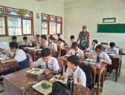 Peran Aktif Babinsa Danukudan Dalam Bantu Pendistibusian MBG di Sekolah